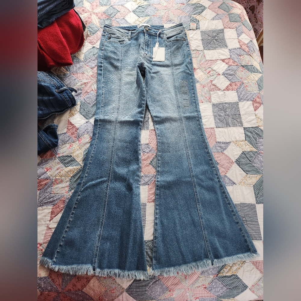 Nwt 29x33 kancan High Rise flare jeans